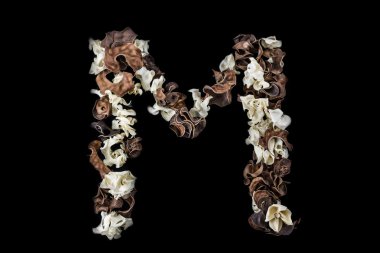 M harfi kuru otlar ve bitkiler izole yapılmış