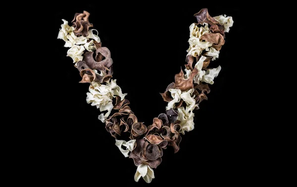 V harfi kuru otlar ve bitkiler izole yapılmış