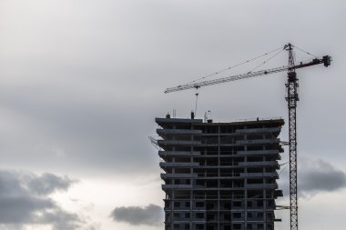 Yüksek katlı vinç ile Bina İnşaatı