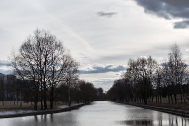 onun kıyısında çıplak ağaçlar ile kasvetli Nehri