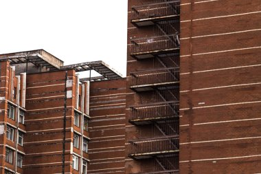 kırmızı tuğla bina