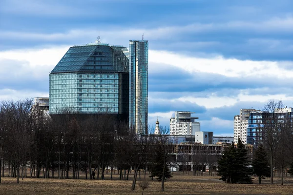 Edificios contra el cielo nublado — Foto de Stock
