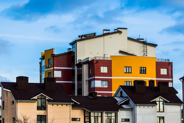 Renkli düşük katlı bina