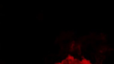 Siyah izole kırmızı duman