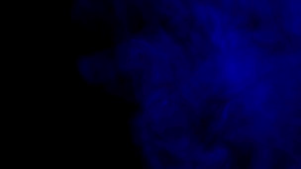 Fumée bleue sur noir isolé 