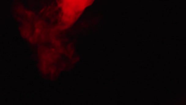 Fumée rouge sur noir isolé 