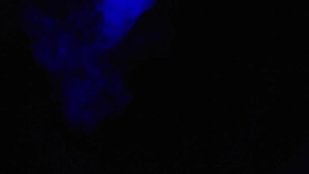 Синий дым на черной изолированной — стоковое видео