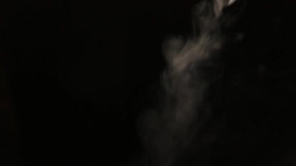 Λευκός καπνός σε μαύρο απομονωμένο — Αρχείο Βίντεο