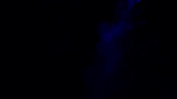 Fumée bleue sur noir isolé 