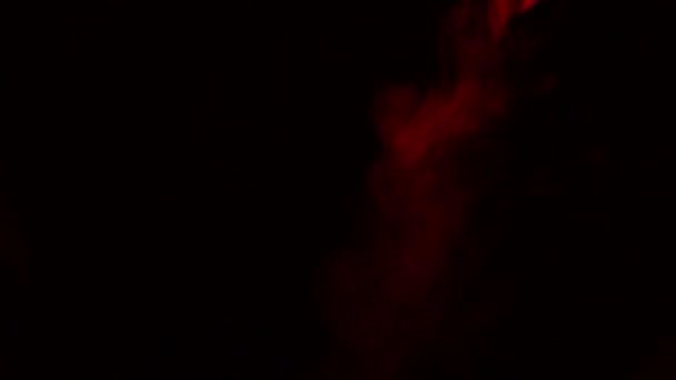Roter Rauch auf schwarzem isoliert — Stockvideo