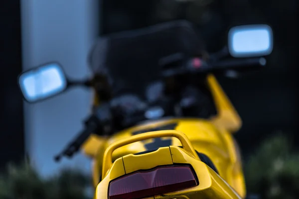 Жовтий мотоцикл з селективним фокусом Ліцензійні Стокові Фото