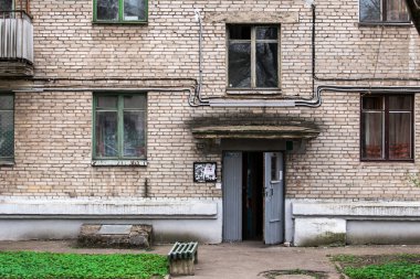 Eski tuğla kötü ev giriş ahşap kapı ve pencereler ile muhafaza 