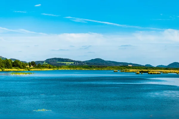 Schöne grüne Hügel und riesige Seenlandschaft — Stockfoto