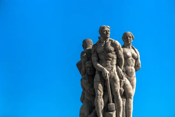 Statue aus Prag an einem Sommertag vor einem schönen blauen Himmel — Stockfoto