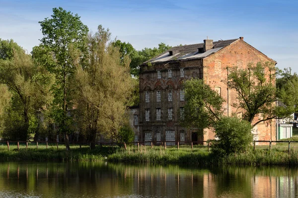 Lake with old abandoned house on right bank reflection in water — Stock Photo, Image