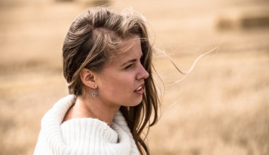 Güzel genç kadın sonbaharda sarı ve kahverengi renkleri Feels üzerinde kapat