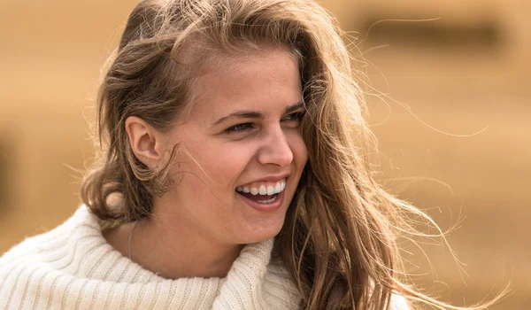 Tarla sonbaharda sarı ve kahverengi renkler güzel genç kadın kapatmak gülümseyerek