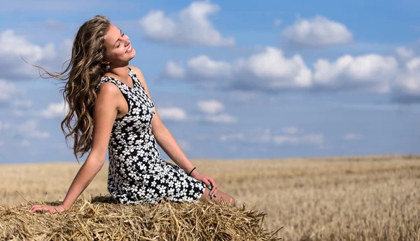 Samanlık mavi gökyüzü bulutlar ve sonbahar alanıyla karşı genç yetişkin kız portresi tam uzunlukta