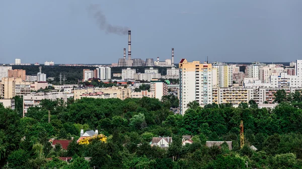 Электростанция на окраине города — стоковое фото