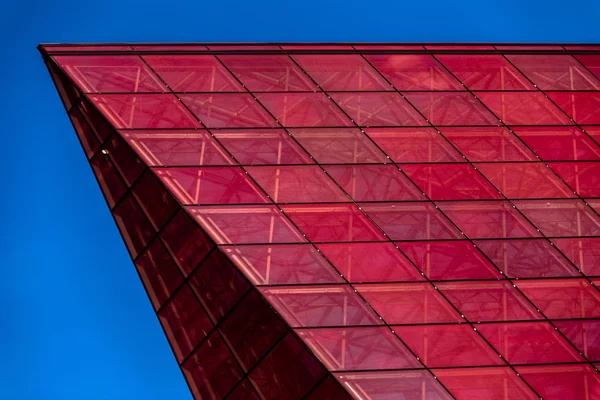 Деталі скляного фасаду з барвистим червоним і помаранчевим Стокове Фото