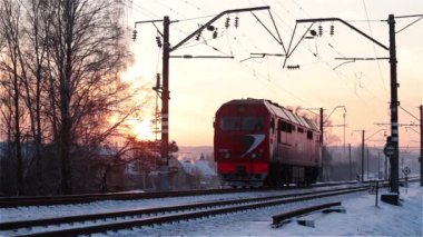 Gün batımında kışın kamera uzak hareketli küçük lokomotif