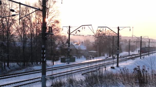 Tren eléctrico moviéndose de derecha a izquierda al atardecer de invierno — Vídeos de Stock