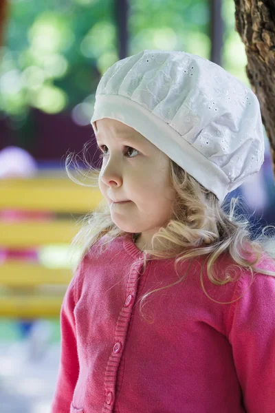 Retrato de niña de tres años con boina de tela anglesa broderie blanca — Foto de Stock