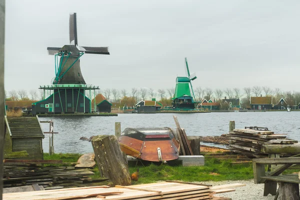 Aserradero de campo con madera aserrada y viejo barco de madera en el patio en la Holanda rural — Foto de Stock