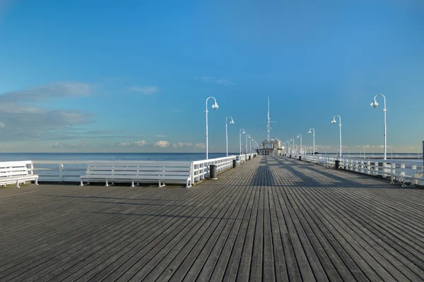 Jetée de marche populaire la plus longue jetée européenne de plaisir de la mer en bois à Sopot — Photo