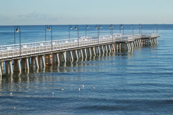 Популярное пешеходное море Gdynia Orlowo Pier в Польше — стоковое фото