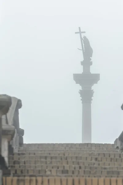 Πρωτεύουσα ορόσημο σιλουέτα Sigismunds στήλη στην προβολή ομίχλη από πέτρινα σκαλοπάτια στην πολωνική Βαρσοβία — Φωτογραφία Αρχείου