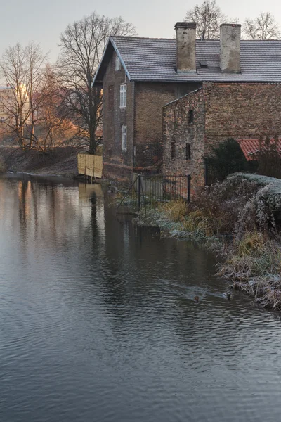 Sunrise krajobraz z rzeki i cegły stary dom — Zdjęcie stockowe