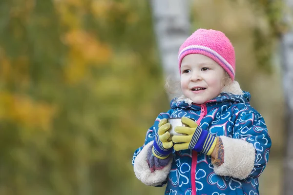 Otoño al aire libre cabeza y hombros retrato de niña sosteniendo termo de acero taza del frasco en las manos —  Fotos de Stock