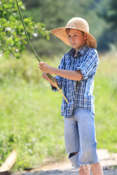 小枝を持つ 10 代の漁師の肖像画 — ストック写真