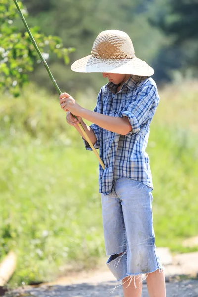 Porträt eines jugendlichen Fischers mit Stock — Stockfoto