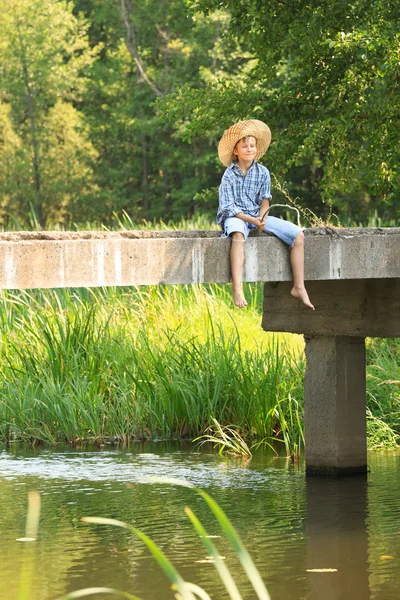 橋の上の棒で釣り中の少年 — ストック写真
