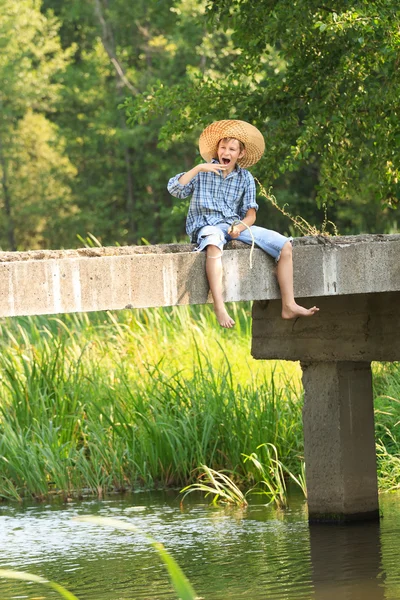 Chlapec rybolov s prutem na slaměný klobouk — Stock fotografie