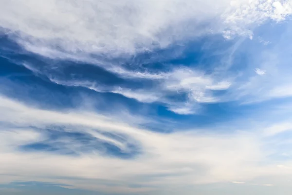 Wolkenlandschaft Hintergrund des blauen Himmels — Stockfoto