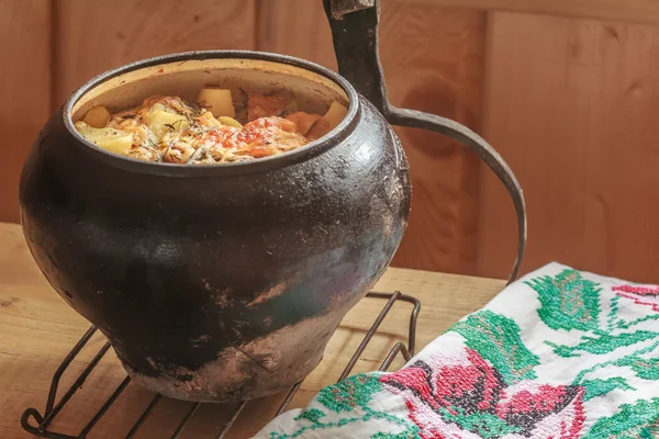 odun fırınından içinde geleneksel güveç yemeği