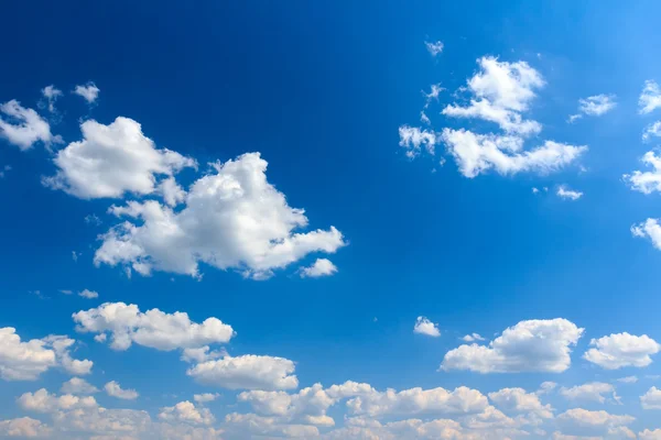 Fondo de paisaje nuboso de cielo azul soleado —  Fotos de Stock