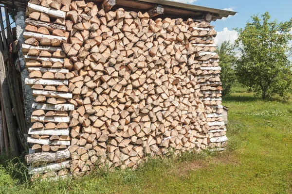 Pile de bois de chauffage de bouleau sur un site extérieur — Photo