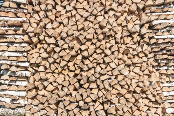 Стопка расщепленных березовых дров во время сушки — стоковое фото
