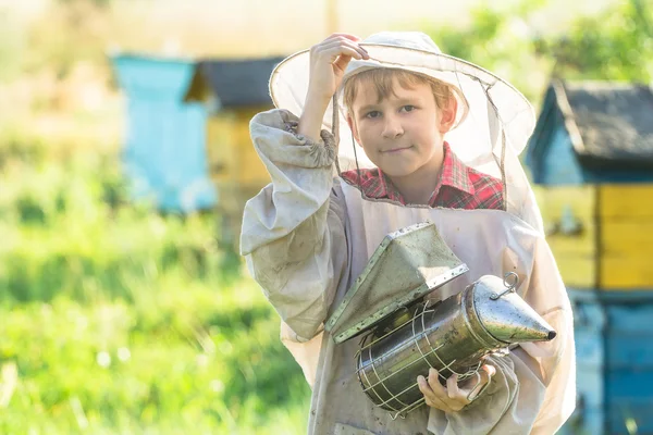 Nastoletnia pszczelarz pracy w pasieki — Zdjęcie stockowe