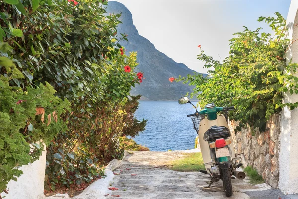 Ulica Zielona skuter na wyspie Kalymnos grecki — Zdjęcie stockowe