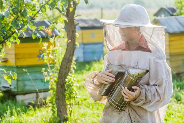 Apicultor adolescente y colmena en el patio de la abeja — Foto de Stock