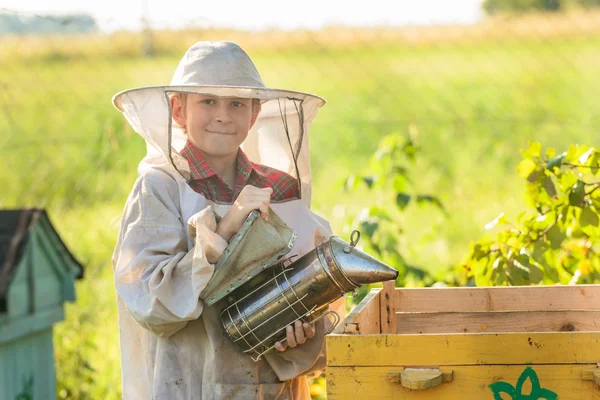 Jonge imker werken in de bijenteelt — Stockfoto