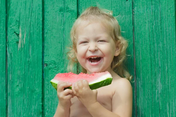 Två år flicka skratta och hålla vattenmelon — Stockfoto