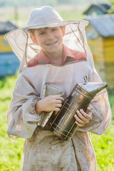 若い養蜂家の庭の蜂のはちの巣をチェック — ストック写真