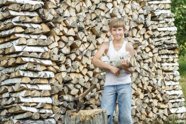 İş yerinde genç timberjack hasat