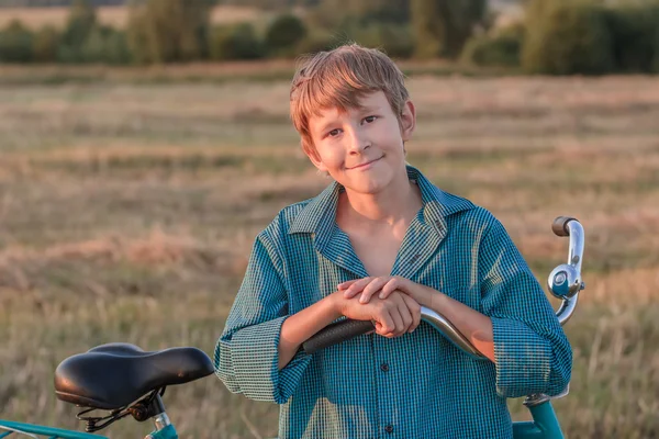 Portrait of smiling teenager boy with bike — Stock Photo, Image